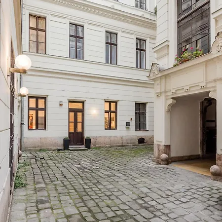 Historic Danube Luxury Chic Riverside Lejlighed