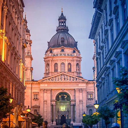 Historic Danube Luxury Chic Riverside Lejlighed