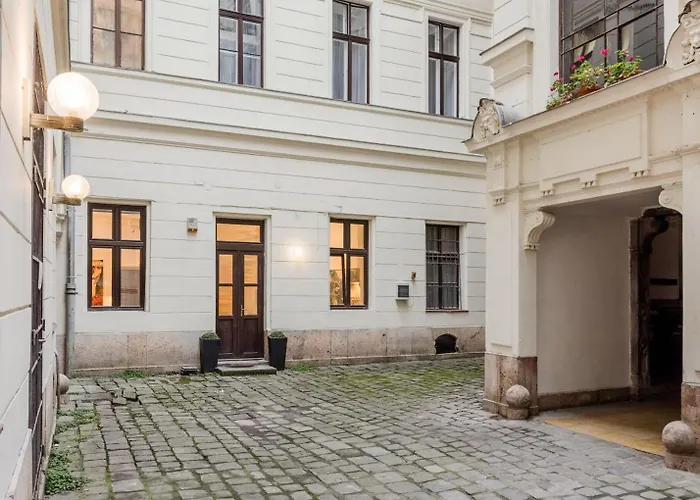 Historic Danube Luxury Chic Riverside 아파트