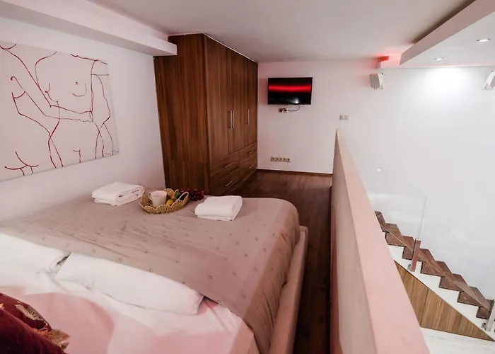 Historic Danube Luxury Chic Riverside Apartman